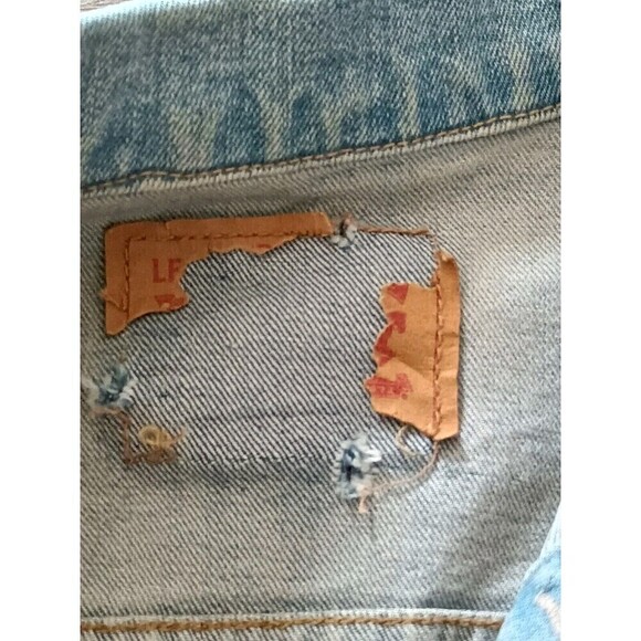 Levi's Jean Jacket Size Medium Women's Decorated Patches Distressed Light Rinse - Picture 8 of 10